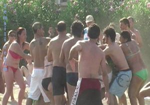 Antalya'da 2 otelin çalışanları kavga etti, turistler ayırdı